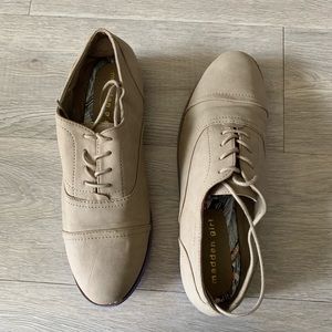 NEVER USED Steve Madden Tan Oxford’s Size 8.5